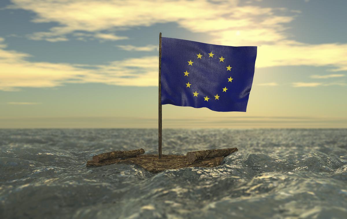 EU, zastava, Evropska unija | Teza profesorja ekonomije in političnih znanosti na kalifornijskem Berkeleyju Barryja Eichengreena je, da je Fed z dvigom obrestnih mer vplival na dramatično slabšanje cele vrste valut, vključno z evrom. | Foto Thinkstock