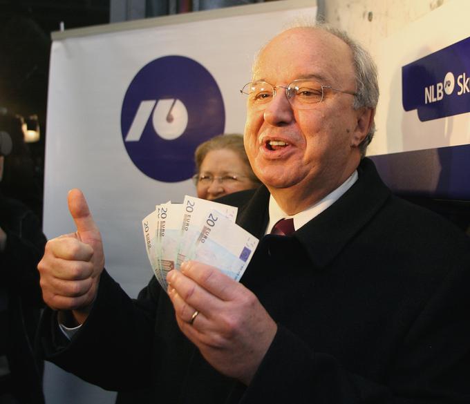 Slovenija je evro prevzela v času ministrovanja zdaj že pokojnega Andreja Bajuka, ki je ob vstopu v leto 2007 na bankomatu tudi prvi dvignil evre. | Foto: STA ,