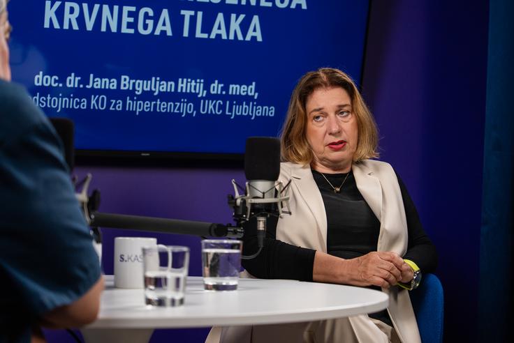 Kakovosten merilec krvnega tlaka bi moral biti skoraj tako samoumeven del domače opreme kot termometer, je prepričana dr. Brguljan Hitij, ki v pogovoru med drugim razloži, kakšen tip merilnika je najbolj zanesljiv. | Foto: Luka Petrič