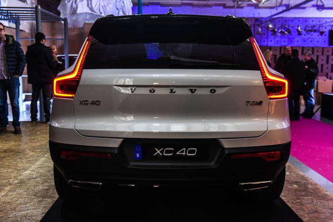 XC40 je zadaj širši kot spredaj, zato na prvi pogled deluje izredno prepričljivo, hkrati pa so s tem pridobili večji prtljažni prostor in povečali prostornost na zadnji klopi. | Foto: Volvo