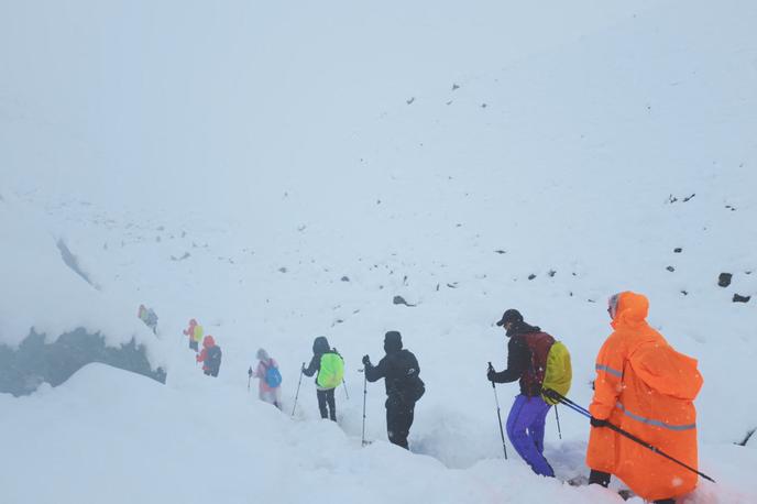 reševanje na Mount Everestu | Sprva so lokalni mediji v nedeljo sicer poročali, da je bilo na vzhodni strani mogočnega gorovja na višini okoli 4.900 metrov ujetih skoraj tisoč ljudi. | Foto Reuters