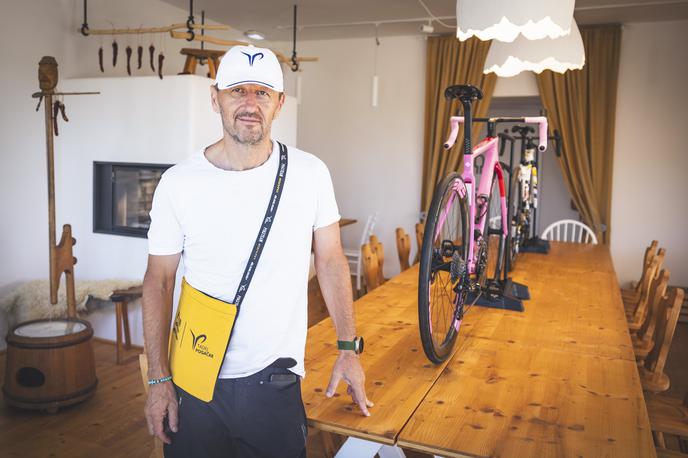 Eko glamping resort Krištof | V prostorih Eko glamping resorta Krištof v občini Cerklje na Gorenjskem so še do sobote na ogled kolesa Tadeja Pogačarja. | Foto Ana Kovač