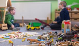 Aretirali vzgojiteljico zaradi suma pedofilije