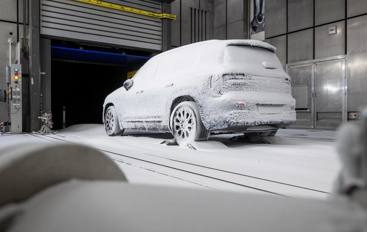 Mercedes GLB | Za kamuflažo zunanjosti so poskrbeli kar z umetno povzročenim snežnim viharjem v lastnem tehničnem centru.  | Foto Mercedes-Benz