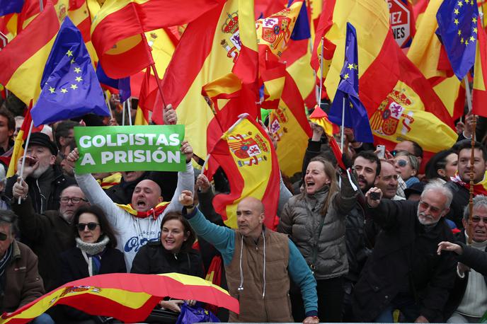 Protesti v Madridu | Ob protestih so osrednji trg Plaza de Colon v Madridu prekrile španske nacionalne zastave. | Foto Reuters