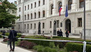Policija v središču Ljubljane: poteka evakuacija iz sodne stavbe #video