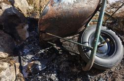 Neodgovorno ravnanje v gorah: zakurili kar v samokolnici #foto