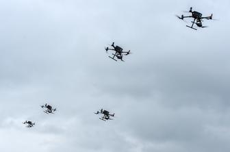 V obsežnih ukrajinskih napadih na rusko infrastrukturo poškodovanih več objektov