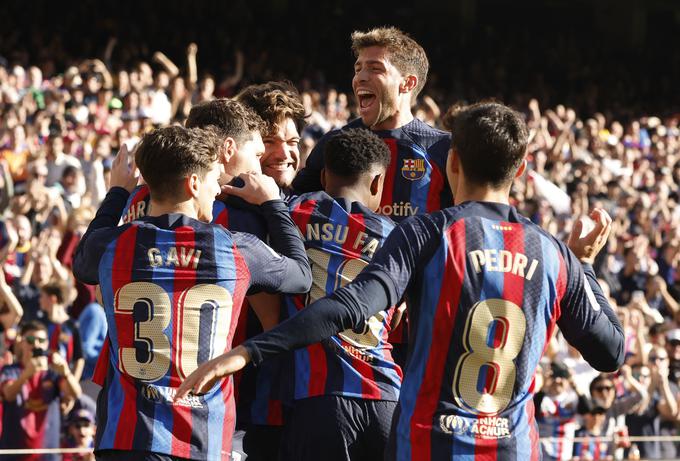 Nogometaši Barcelone so se takole veselili po sedmih minutah spopada z Espanyolom. Po 90 minutah so bili manj zadovoljni. | Foto: Reuters