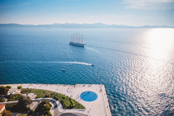 Uživajte v zvoku morja na Morskih orglah in pričakajte sončni zahod na Pozdravu Soncu. | Foto: Darko Kešnjer