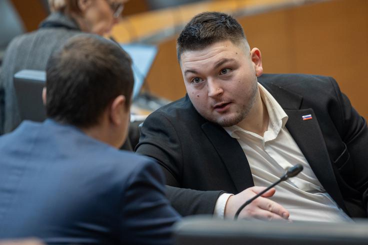 Poslanec SDS Andrej Poglajen je kandidatu očital, da je sodeloval pri Udbi, kar je Zlobko zanikal in očitke označil za neprimerne. | Foto: STA