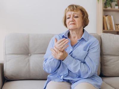 Mravljinci v rokah: zakaj se pojavljajo in kako jih odpraviti?