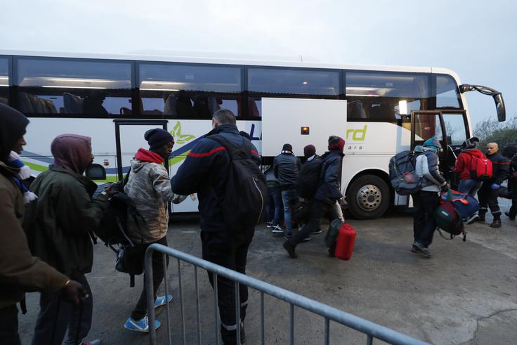 Taborišče, imenovano tudi džungla,  so dopoldne zapustili prvi avtobusi. | Foto: Reuters