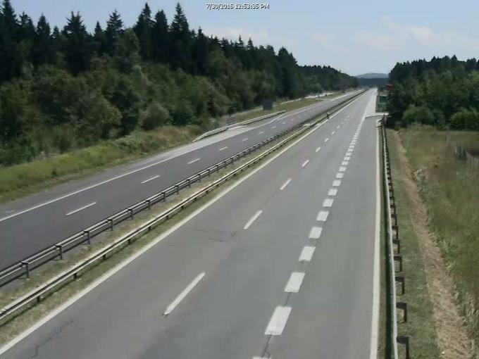 Gorenjska avtocesta je bila popoldne kot cesta duhov. (foto: Dars) | Foto: 