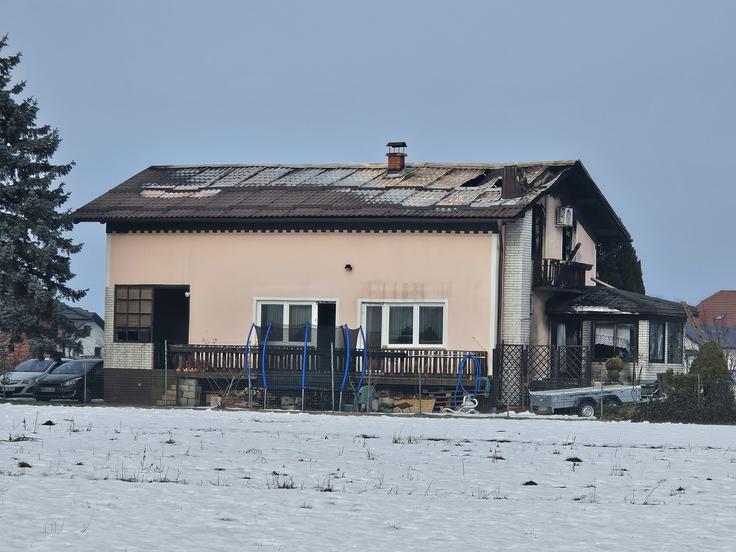 Po podatkih PU Maribor je zagorelo na zgornjem delu hiše oz. v ostrešju, v času požara pa je bilo v hiši pet oseb.  | Foto: STA