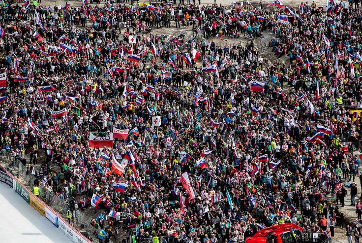 V Planici je danes okrog 27 tisoč navijačev. | Foto: Vid Ponikvar