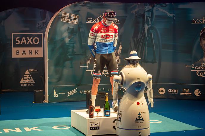 E3 podelitev | Organizatorji belgijske klasike Saxo Bank Classic so poskrbeli za znanstvenofantastično podelitev. Kolesarjem na prvih treh mestih je medalje dostavil robot.  | Foto Guliverimage