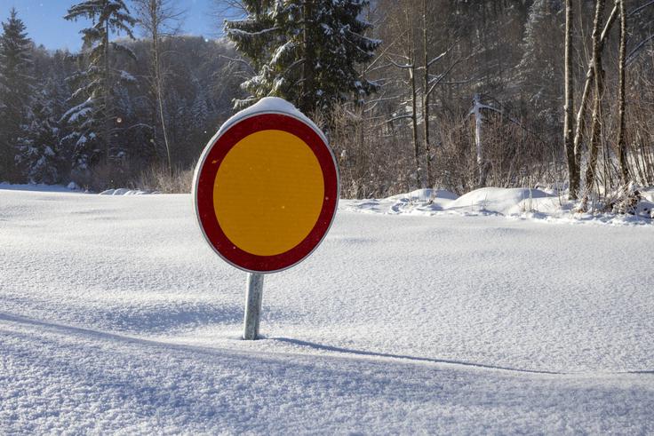 V zaselku Trate nadaljujemo po tej nespluženi gozdni cesti. | Foto: Matej Podgoršek