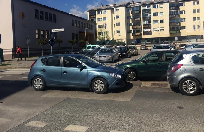 Zeleni avtomobil v križišču ne more zaviti levo. | Foto: Gregor Pavšič