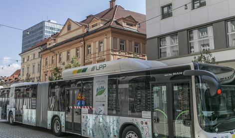 Incident na avtobusu: bilo je tako vroče, da je voznik bruhal skozi okno