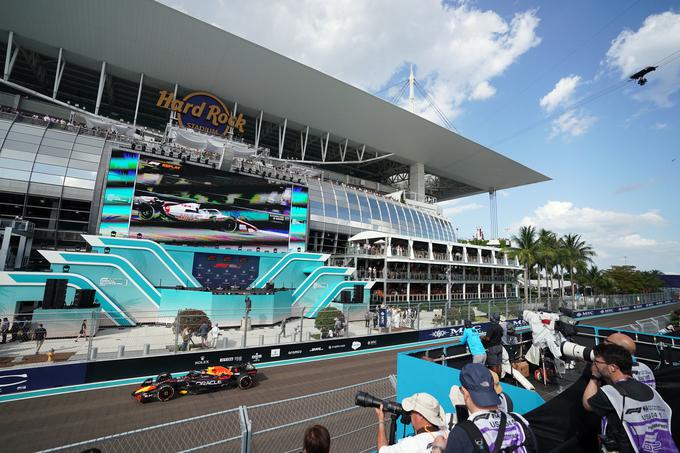 Prvo dirko v Miamiju, pred stadionom Hard Rock, je dobil Verstappen. | Foto: Reuters