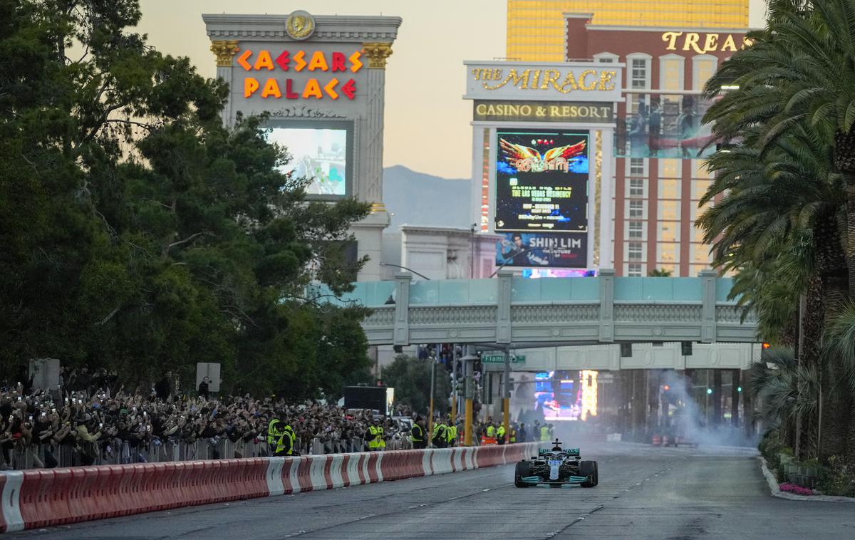 F1 vegas Hamilton | Dirkalniki formule 1 se po 20 letih vračajo v Las Vegas. | Foto Reuters