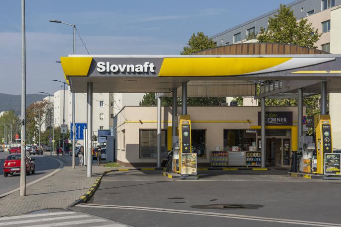 Slovaška bencinski servis | Slovaška vlada se je po izbruhu vojne v Iranu z naftno družbo Slovnaft dogovorila o prostovoljni omejitvi cen. Posledično so se cene goriv na Slovaškem zvišale manj močno kot v sosednjih državah, kar je sprožilo bencinski turizem iz Avstrije in predvsem Poljske. | Foto Guliverimage
