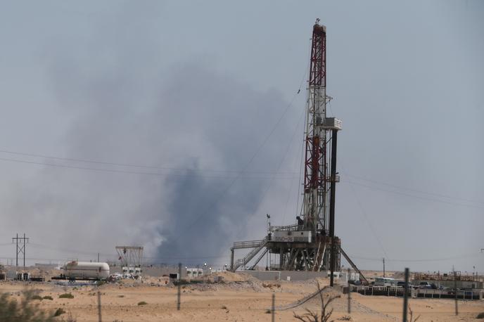 nafta rafinerija Aramco Savdska Arabija | V Savdski Arabiji sta bili v soboto tarči napada z brezpilotnimi letali dve pomembni nahajališči nafte državnega podjetja Aramco na vzhodu države, pri tem pa tudi največja rafinerija nafte na svetu Abkaik.  | Foto Reuters