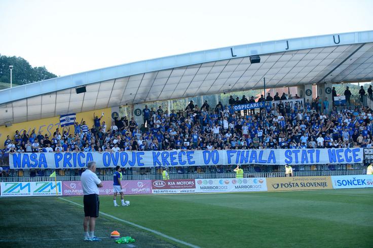 Navijači Željezničarja so na prvi tekmi v Mariboru izobesili zelo optimističen transparent, a so nato njihovi ljubljenci na zelenici dvakrat izgubili proti vijolicam in izpadli iz Evrope. | Foto: Aleš Fevžer