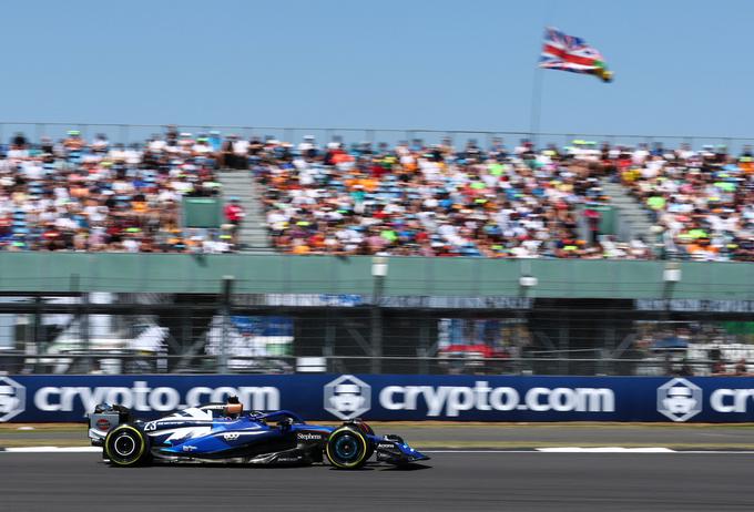 Alex Albon z Williamsom, ki je slavnostno poslikan ob 800. dirki te britanske ekipe. | Foto: Reuters