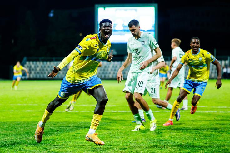 Senegalec Bassirou N'Diaye je v izdihljajih srečanja postavil končni rezultat 3:2. | Foto: Aleš Fevžer