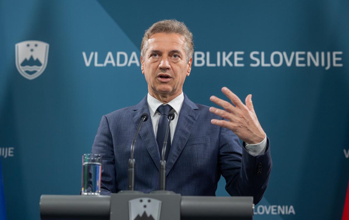 Tretj aobeltnica Vlade RS - Golob, Han, Vrečko | Slovenija je pretekli teden kot prva evropska država z določenimi izjemami prepovedala uvoz, izvoz in tranzit orožja v Izrael in iz njega. | Foto STA