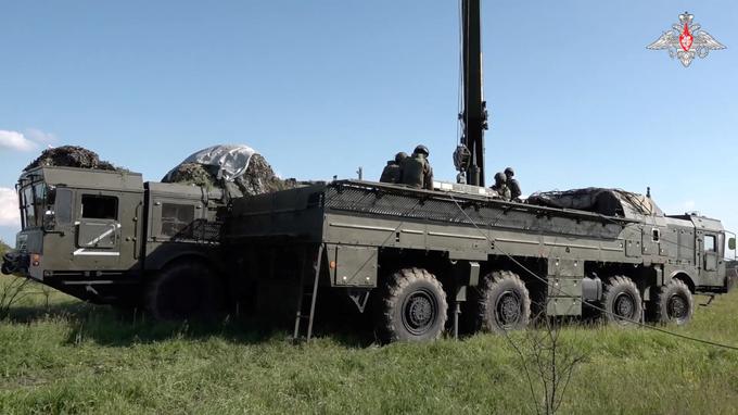 Na ministrstvu so prav tako objavili posnetke, na katerih je videti tovornjake, ki prevažajo rakete do izstrelišča, in vojake na letališču, ki so bombnik pripravljali za namestitev jedrske bojne glave. | Foto: Reuters