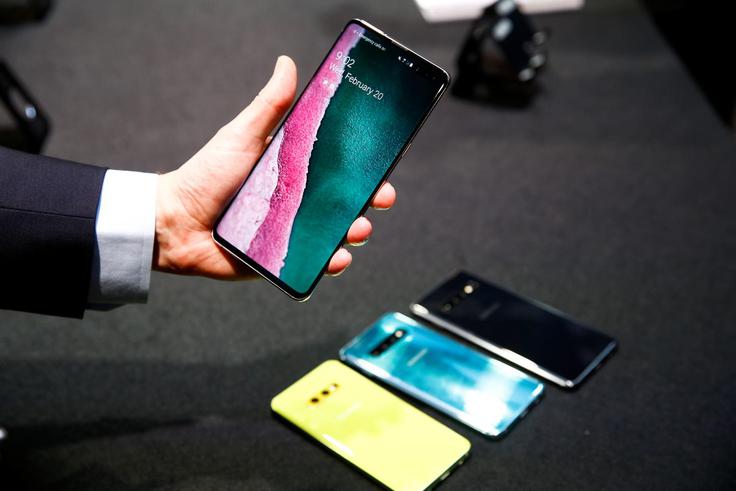 Določanje lokacije z navigacijskim sistemom Galileo po podatkih GSA danes podpira več kot 140 modelov pametnih telefonov (na fotografiji Samsung Galaxy S10) in vsi novi avtomobili z navigacijskim sistemom, ki so bili izdelani po marcu 2018. Povprečen uporabnik izpada storitev sistema Galileo sicer ne bo opazil, saj tako rekoč vse naprave podpirajo tudi bolj znani ameriški GPS in ruski GLONASS. | Foto: Reuters