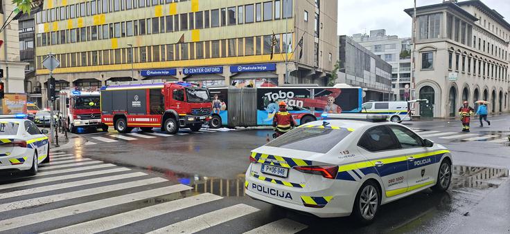 Eden od očividcev je za Dnevnik povedal, da naj bi bil avtobus tako poln, da je voznik med zavijanjem najbrž slabo videl desno. Drugi dve očividki pa sta povedali, da je peška, po njuni oceni je bilo dekle staro okoli 20 let, pravilno prečkala cesto, tudi avtobus pa je desno zavijal pri zeleni luči.  | Foto: Siol.net