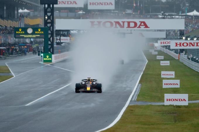 Še Verstappen ni vedel, da se je dirka že končala in je dirkal naprej. | Foto: AP / Guliverimage