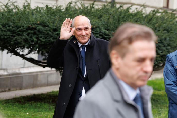 "Dovolj je skrivalnic. Naj vsi jasno povedo, kdo podpira Janeza Janšo."