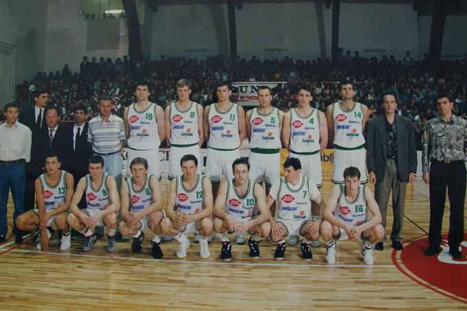 Fotografija z zgodovinske prve uradne tekme slovenske košarkarske reprezentance leta 1992. | Foto: KZS