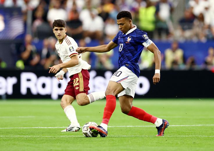 Kylian Mbappe je imel v prvem polčasu precej težav z obrambo Španije. | Foto: Reuters