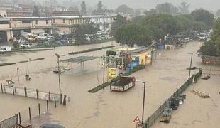 Pri naših sosedih se že borijo s poplavami, otok odrezan od sveta