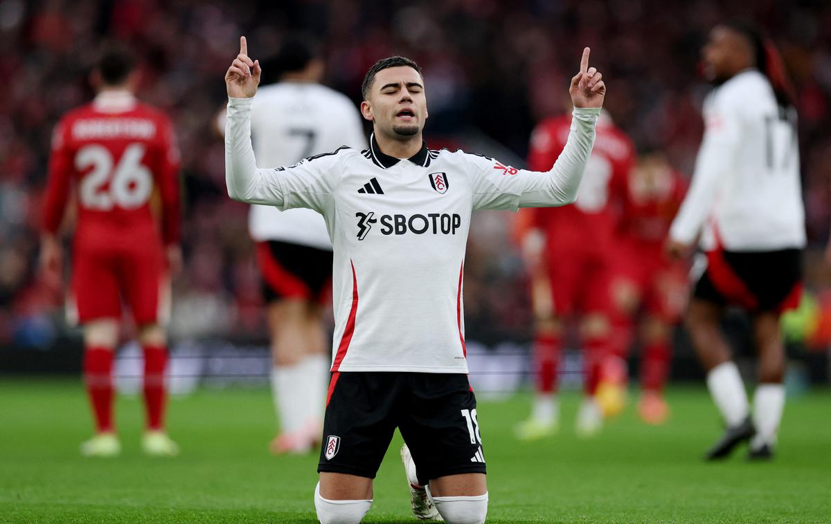 Andreas Pereira | Andreas Pereira je v 11. minuti utišal Anfield in popeljal Fulham na gostovanju pri Liverpoolu v vodstvo, šest minut pozneje pa je bil pri rdečih izključen Andy Robertson. | Foto Reuters