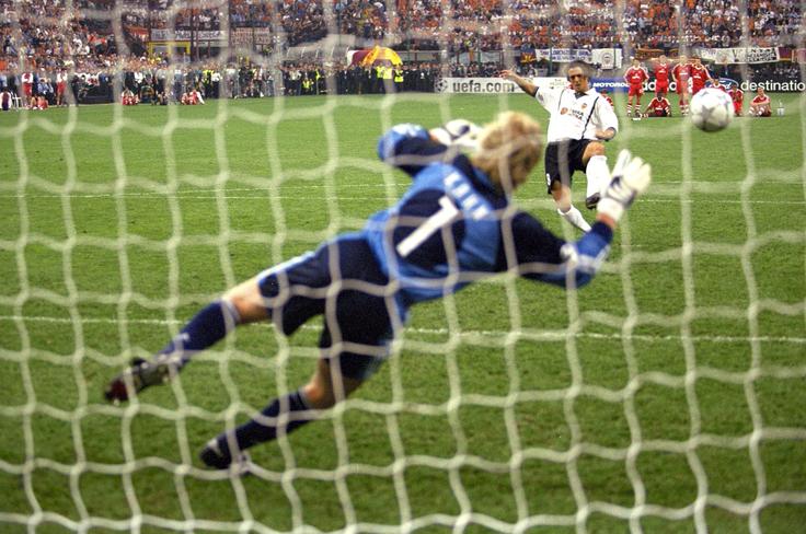Takole je Zlatko Zahović v Milanu zgrešil enajstmetrovko v finalu lige prvakov 2001. Bayern je postal evropski prvak po strelih z bele točke. | Foto: Reuters