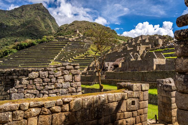 Machu Picchu sestavljajo stanovanjska območja, kraljevi in tempeljski kompleksi, kmetijske terase in svetišča, kot sta na primer Tempelj Sonca in Intihuatana. | Foto: Guliverimage