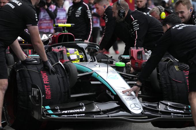 Lewis Hamilton je ta konec tedna, vsaj za zdaj, vendarle zadovoljen z Mercedesovim dirkalnikom. | Foto: Guliverimage