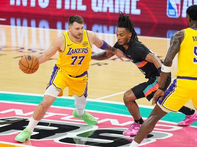 Dončić blestel, zdesetkani Lakersi padli v San Antoniu. Ligo NBA zatresla nova zvezdniška selitev.