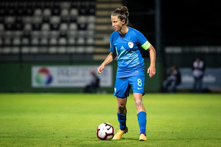 Mateja Zver že vrsto let nosi kapetanski trak. | Foto: Blaž Weindorfer/Sportida