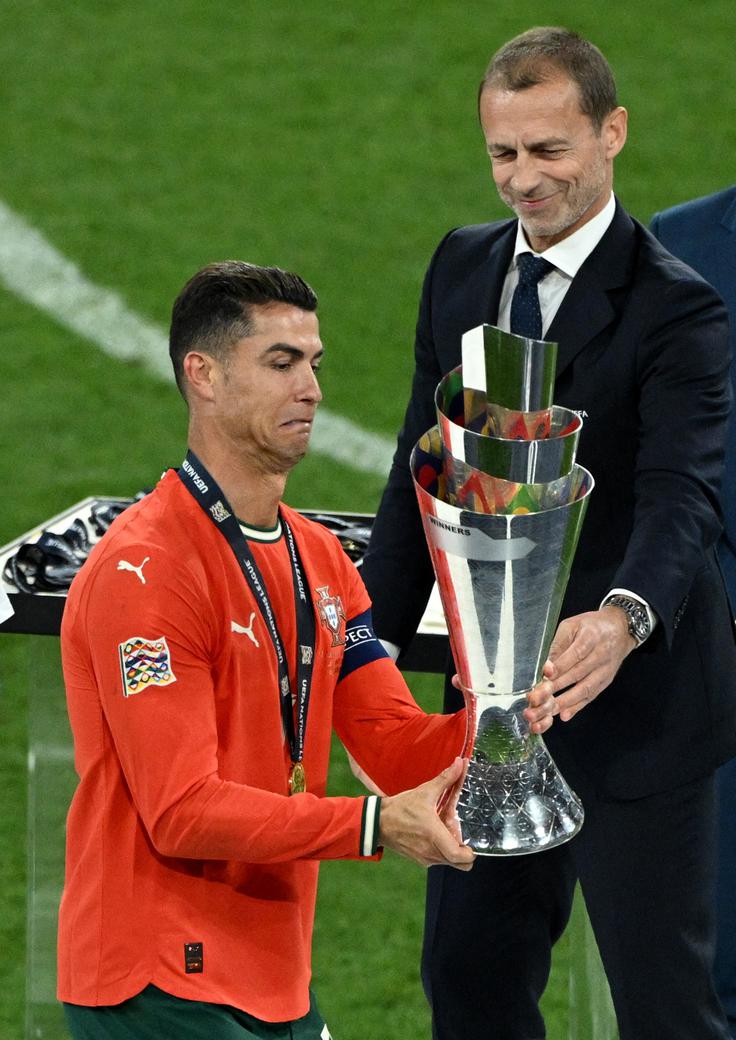 Cristianu Ronaldu je predal pokal predsednik Uefe Aleksander Čeferin. | Foto: Reuters