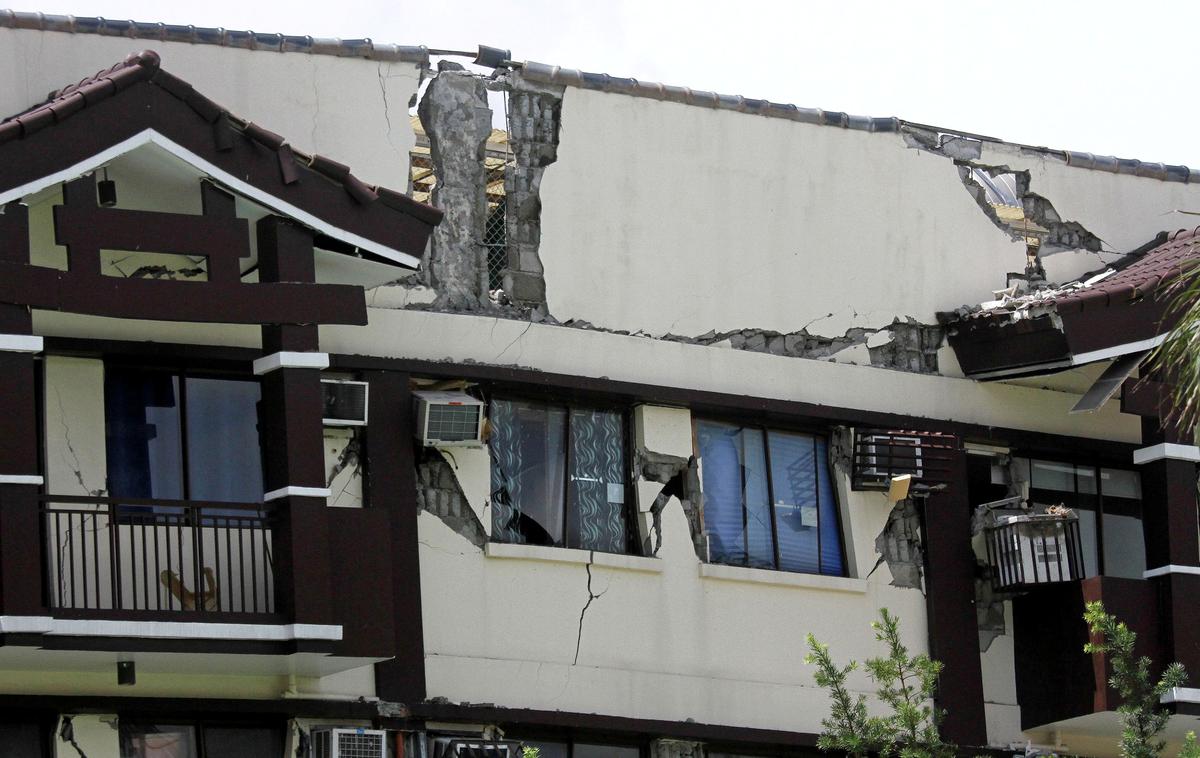 potres | Na številnih stavbah so se pojavile razpoke. | Foto Reuters