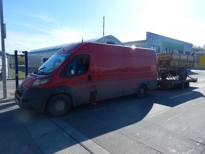 Vozil 1,5 tone bakra brez dokazil, nato skušal podkupiti policiste
