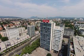 Petrol v polletju ob minimalni rasti prihodkov močno zvišal dobiček